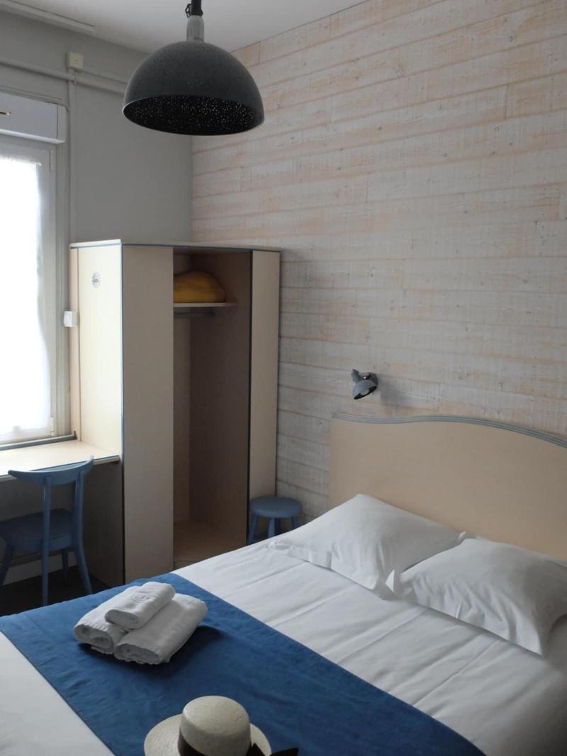 Hôtel Les Pins image