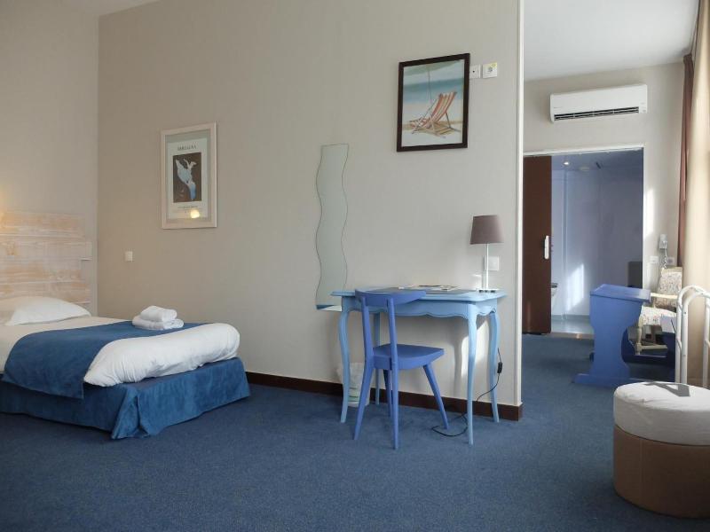 Hôtel Les Pins image