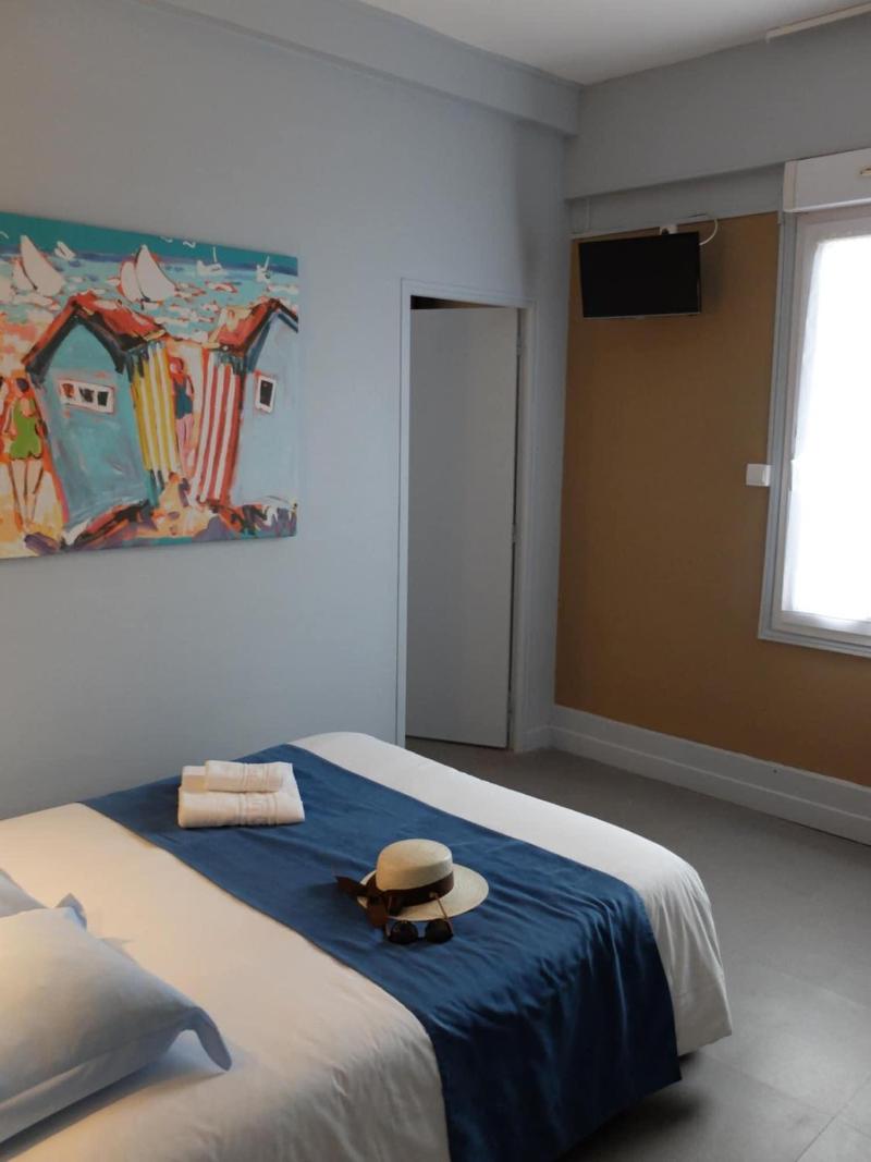 Hôtel Les Pins image