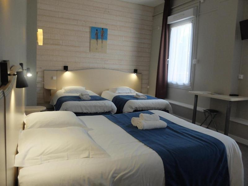 Hôtel Les Pins image