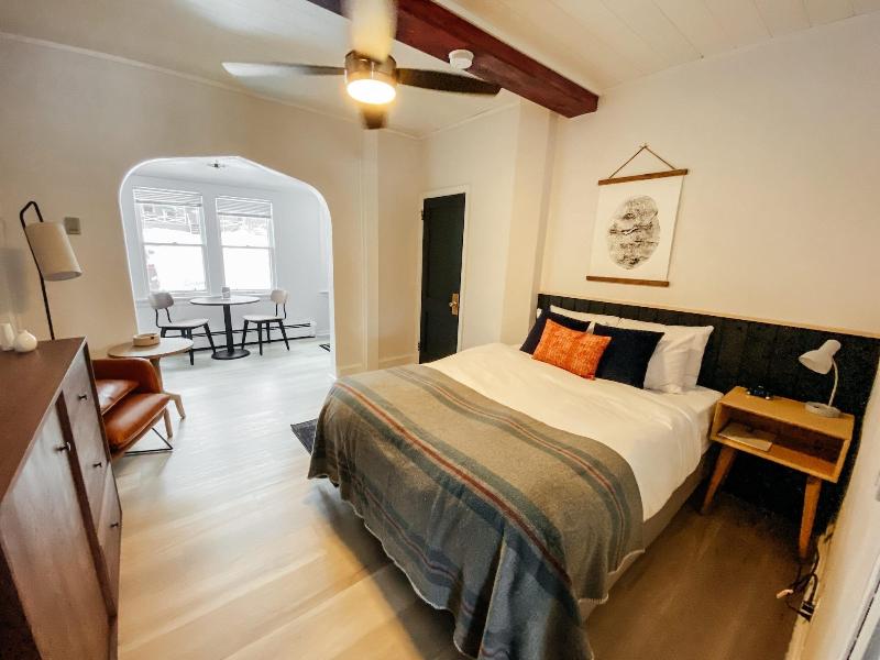 Cabin QUEEN SIZE BED