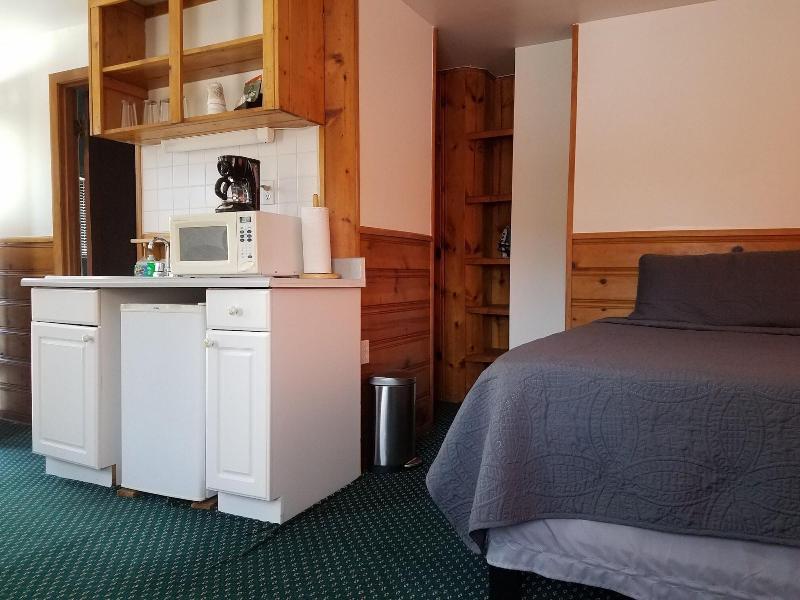 Stone Mountain Lodge And Cabins image