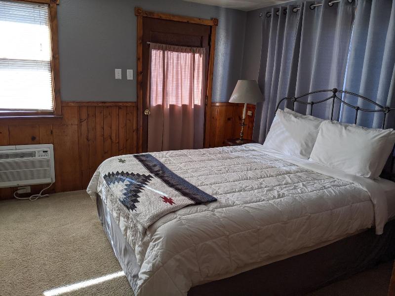 Stone Mountain Lodge And Cabins image