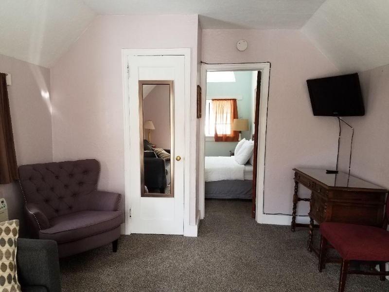 Stone Mountain Lodge And Cabins image