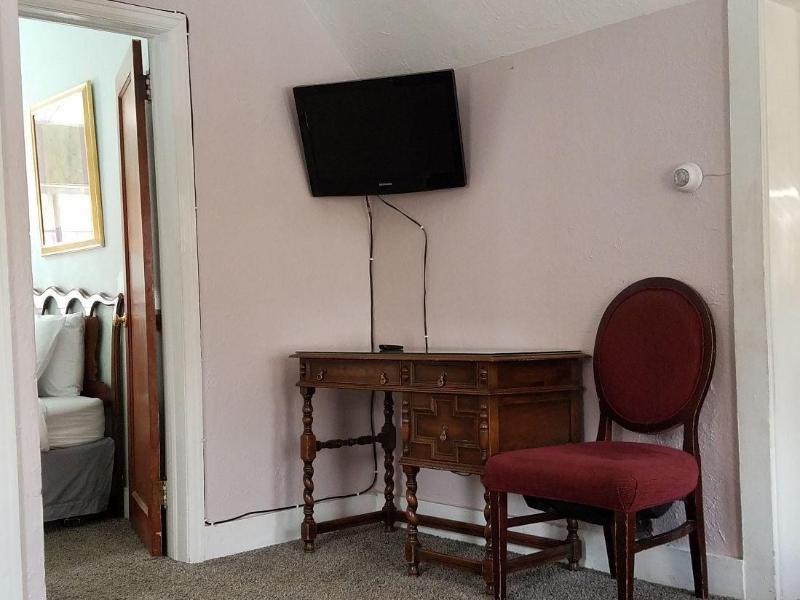 Stone Mountain Lodge And Cabins image