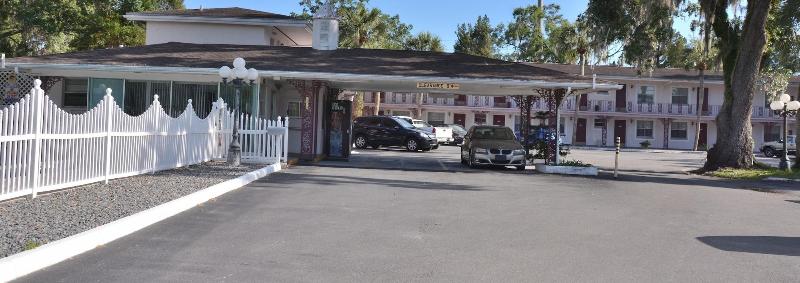 Carriage Inn Motel image
