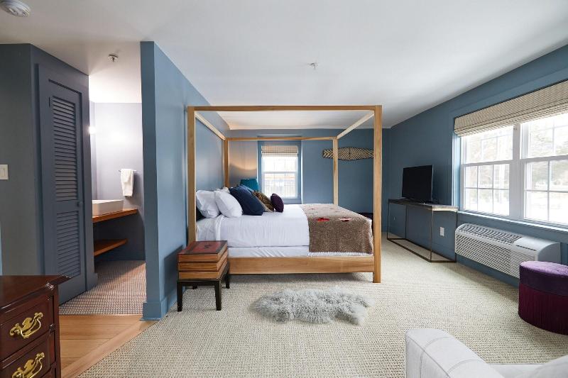 Shelter Harbor Inn image