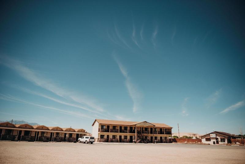 Whispering Sands Motel image