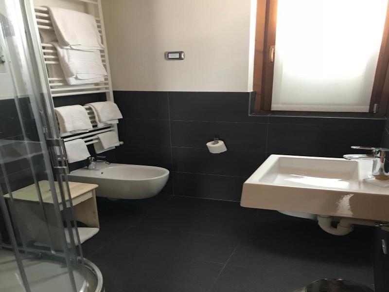 Alpen Hotel Chalet - Valdidentro image