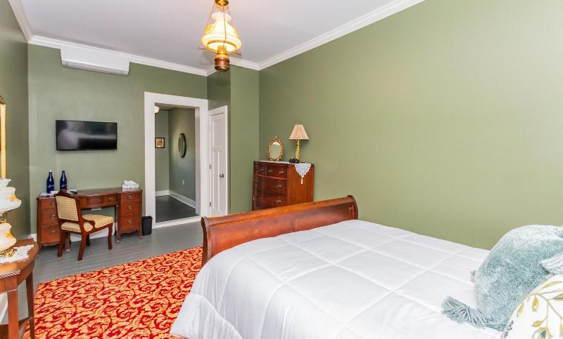 Historic Hotel Broadalbin image