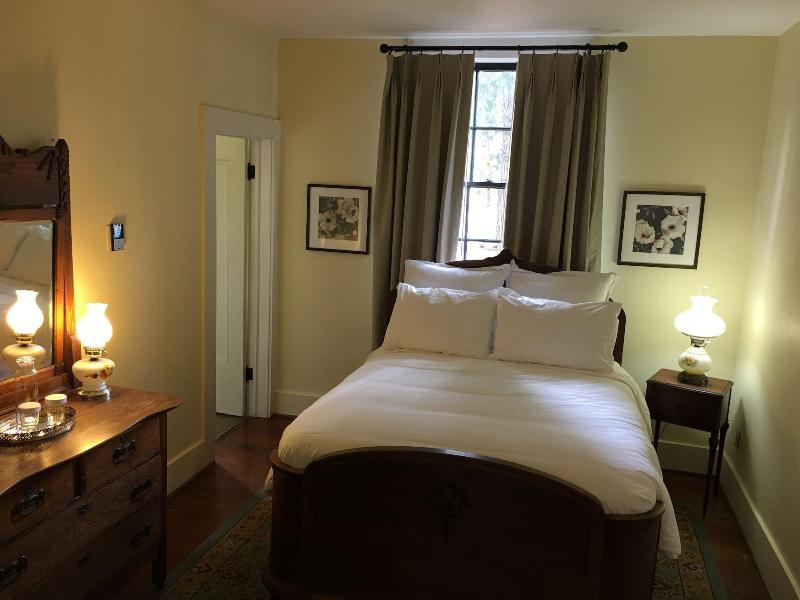 Wolf Creek Inn & Tavern image