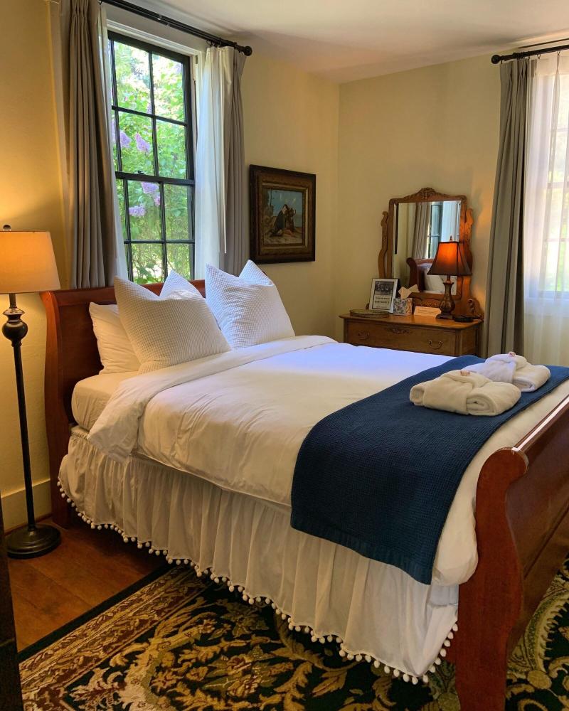 Wolf Creek Inn & Tavern image