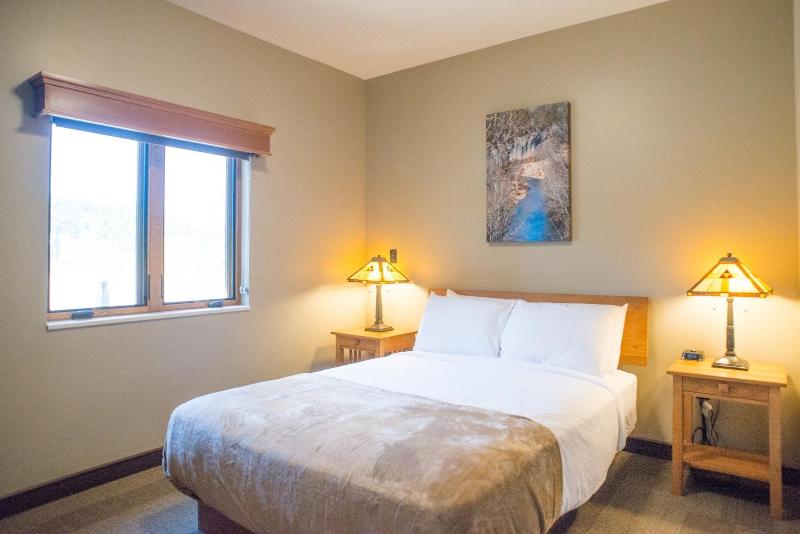 Cabin QUEEN SIZE BED