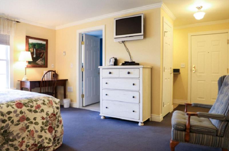 Inn At Taughannock Falls image
