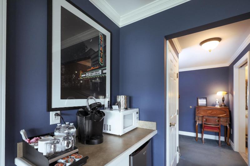 Inn At Taughannock Falls image