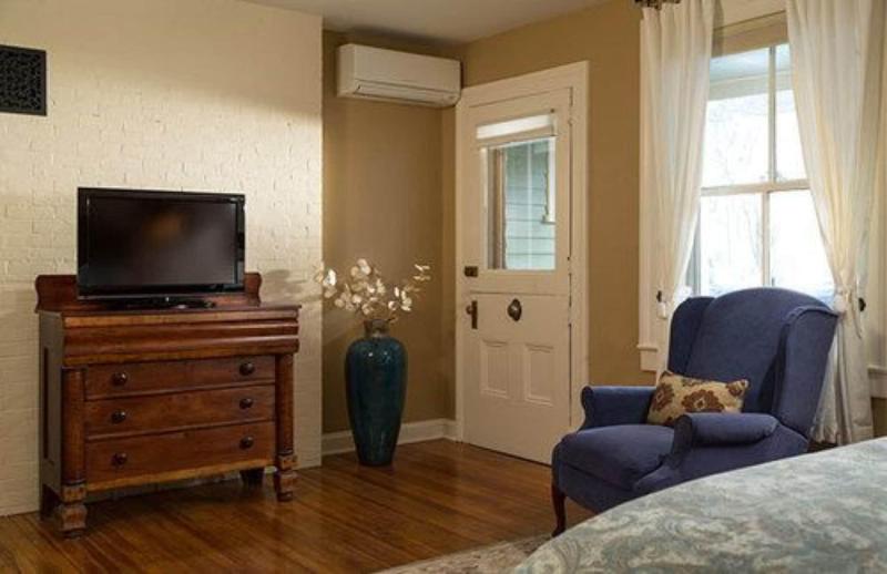 Landmark Inn image