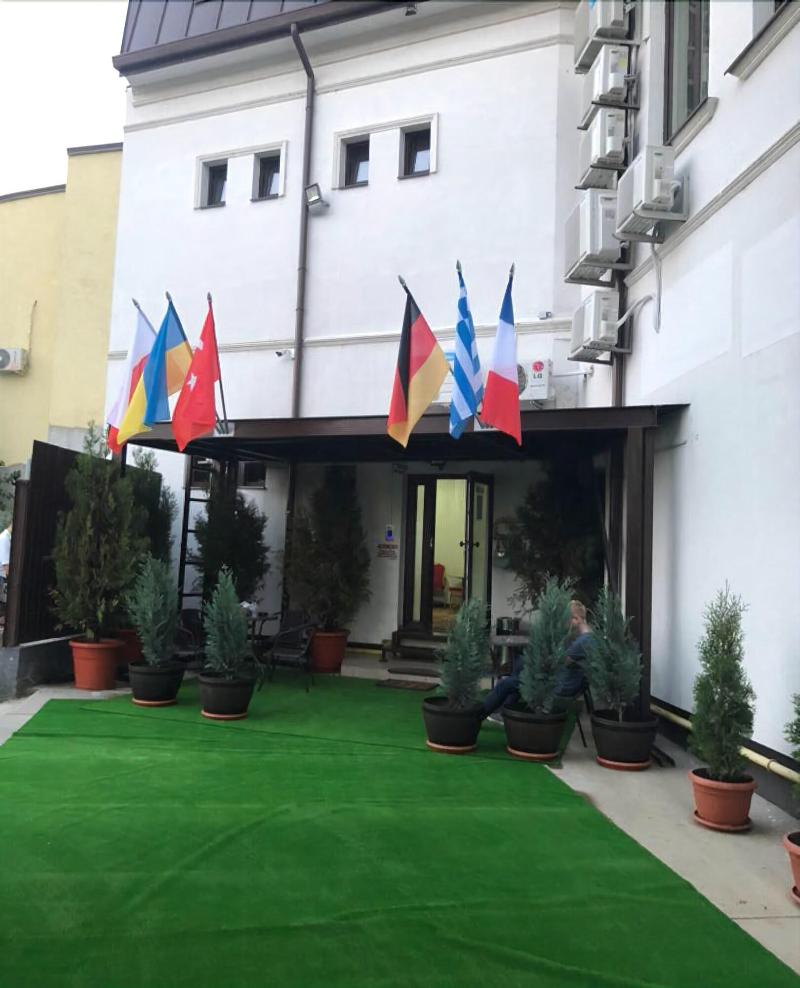 Corner Center Rental