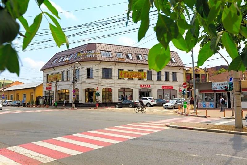 Corner Center Rental