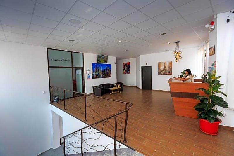 Corner Center Rental