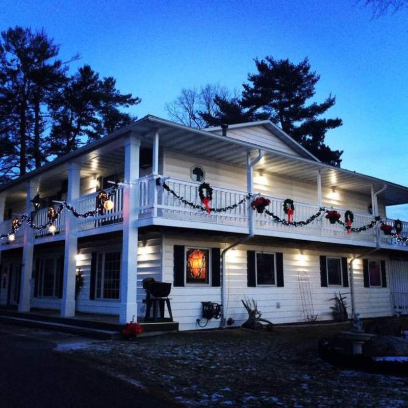 Doll's Lakeside Bed & Breakfast — general view