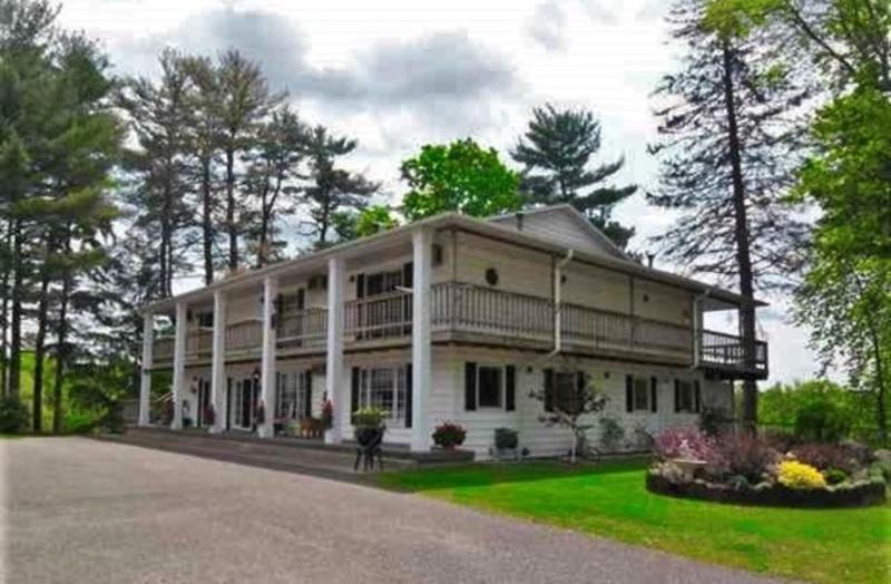 Doll's Lakeside Bed & Breakfast — general view