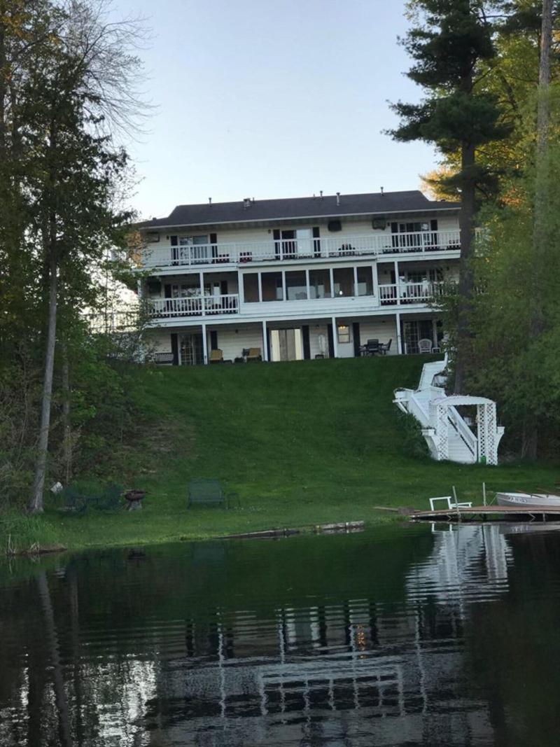 Doll's Lakeside Bed & Breakfast — general view