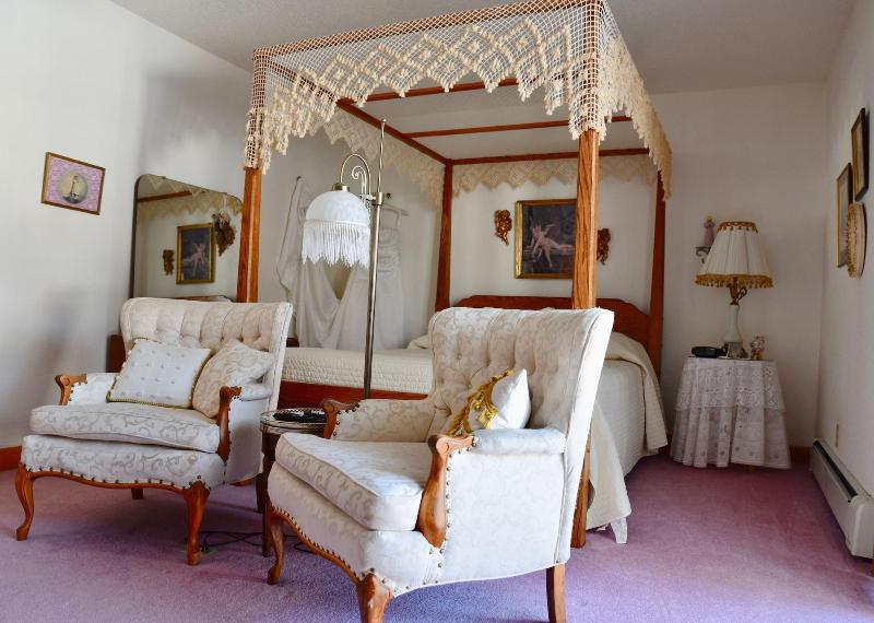 Doll's Lakeside Bed & Breakfast image