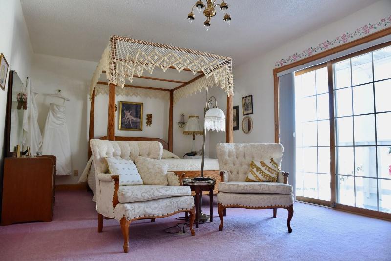 Doll's Lakeside Bed & Breakfast image