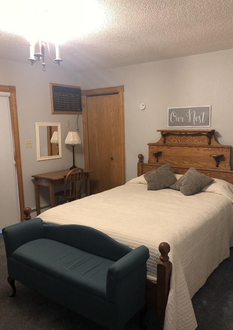 Doll's Lakeside Bed & Breakfast image