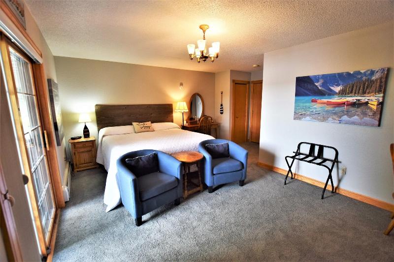 Doll's Lakeside Bed & Breakfast image