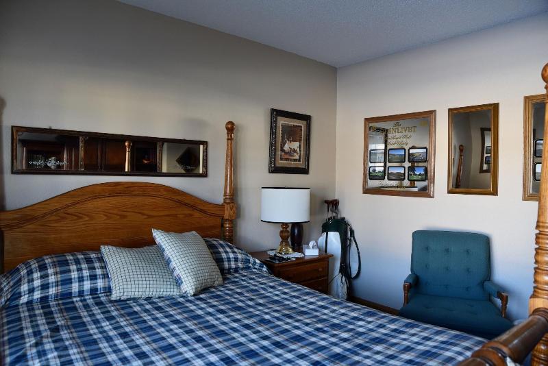 Doll's Lakeside Bed & Breakfast image