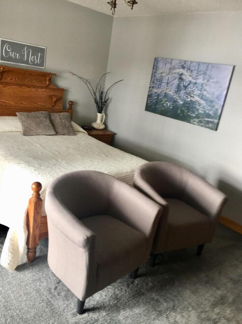 Doll's Lakeside Bed & Breakfast image