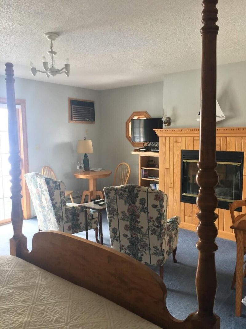 Doll's Lakeside Bed & Breakfast image