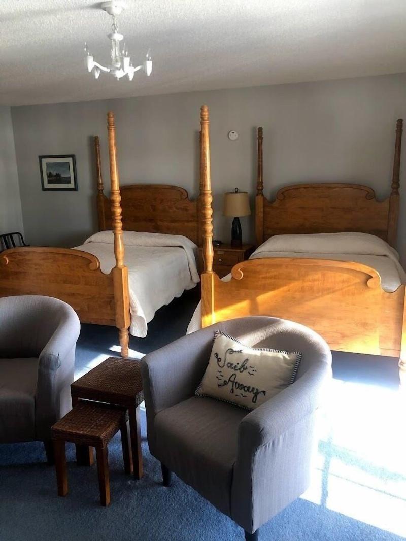 Doll's Lakeside Bed & Breakfast image