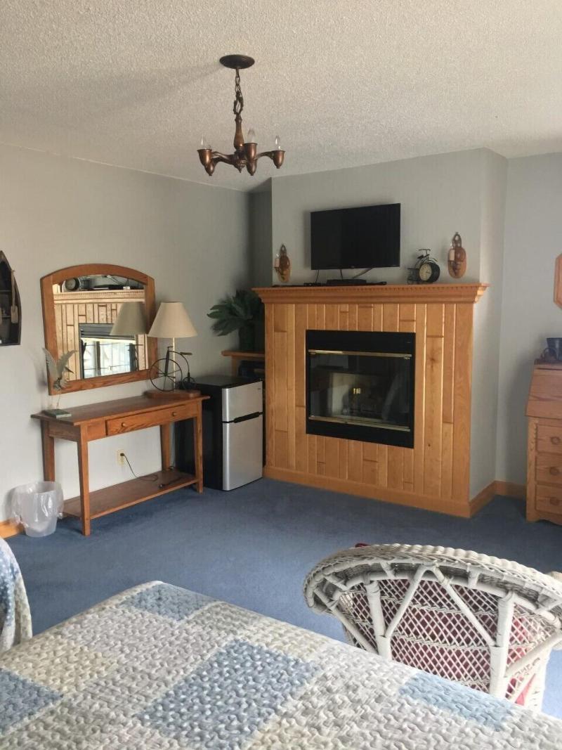 Doll's Lakeside Bed & Breakfast image