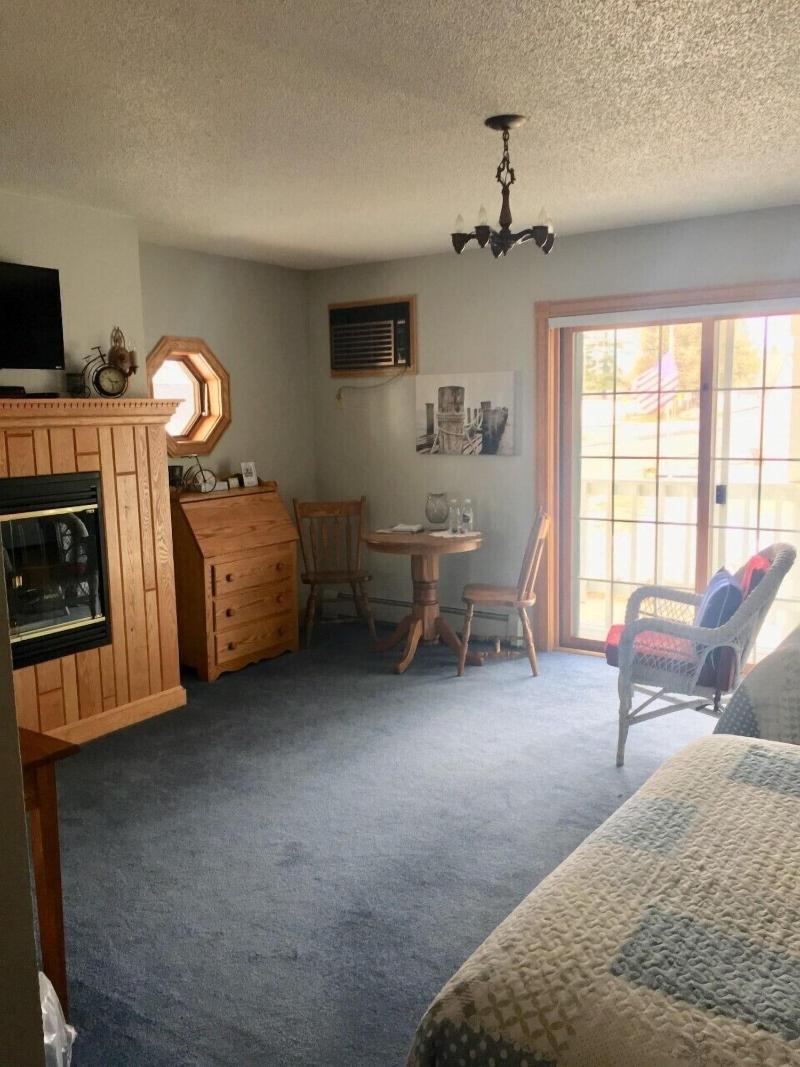 Doll's Lakeside Bed & Breakfast image