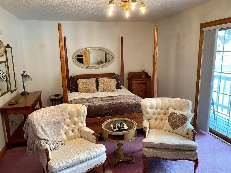 Doll's Lakeside Bed & Breakfast image