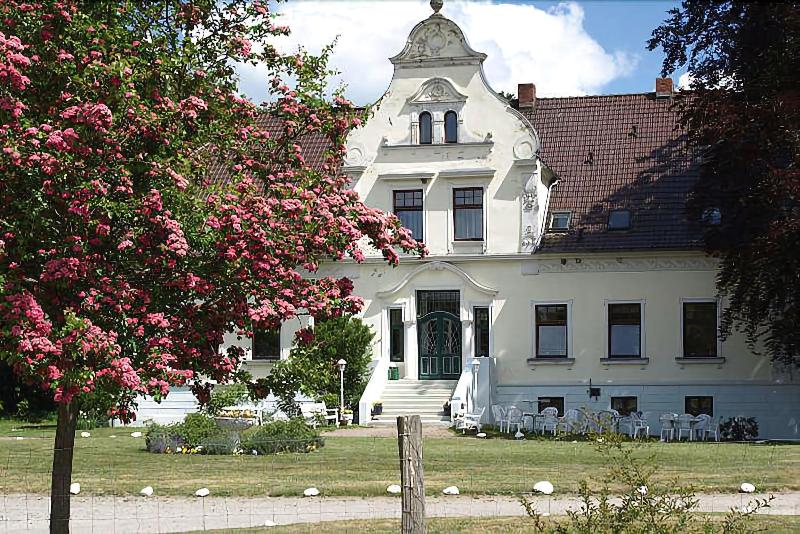Hotel Pension Gutshaus Neu Wendorf — exterior view