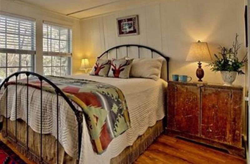 Lake Rabun Hotel & Restaurant image