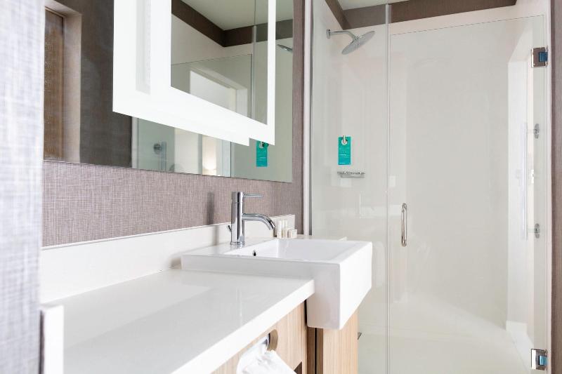 Springhill Suites By Marriott Kansas City North image