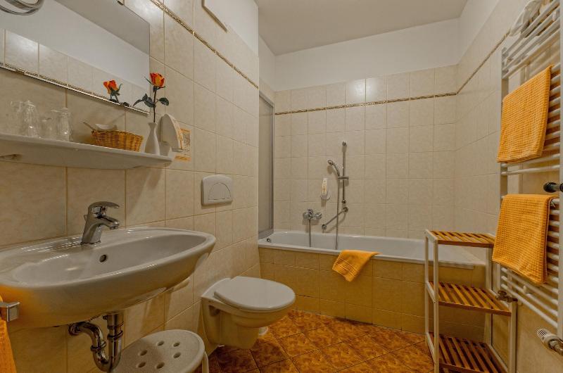 Gasthaus & Hotel Zur Henne image