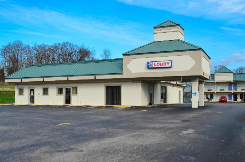 Motel 6 Pulaski, TN image