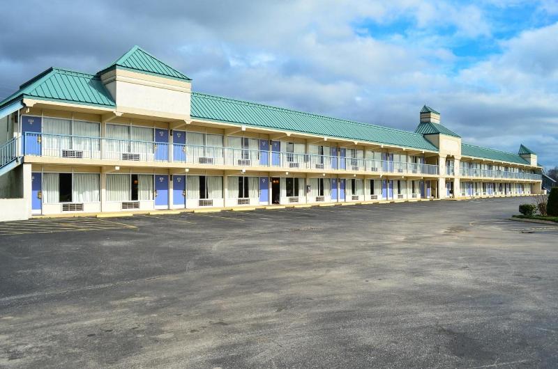 Motel 6 Pulaski, TN image