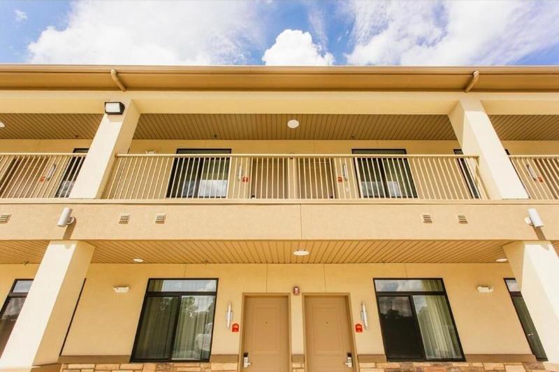 Palace Inn Conroe - Image 4