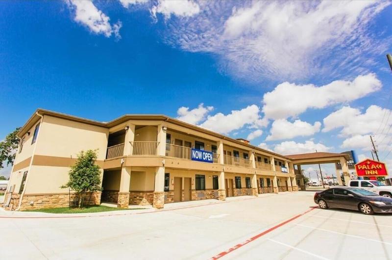 Palace Inn Conroe - Image 6