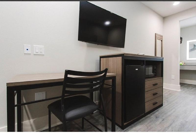Palace Inn Conroe image