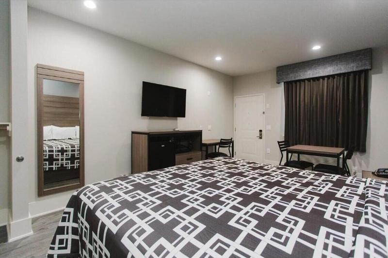 Palace Inn Conroe - Image 9