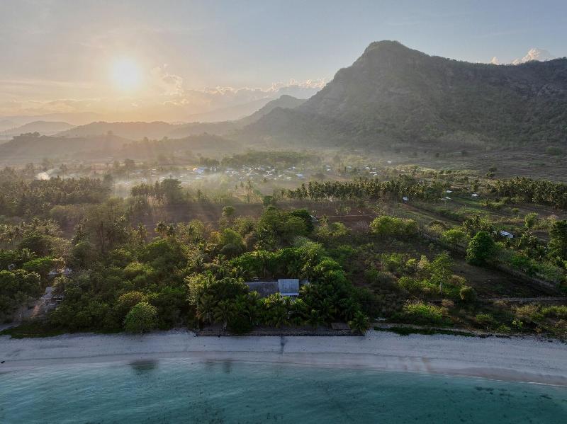 MYAMO Beach Lodge - Hostel image
