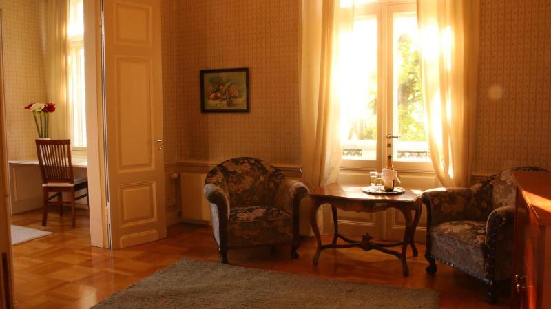 Kartanohotelli Karhulan Hovi image
