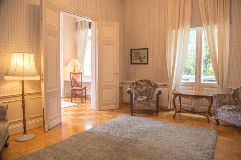 Kartanohotelli Karhulan Hovi image